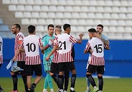 Jugadores del CD Algar se saludan con los del Celta al término del partido, en una imagen de archivo.