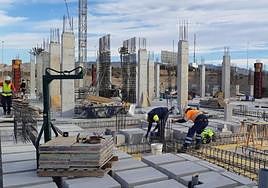 Dos operarios trabajan en las obras del futuro hospital de Águilas.