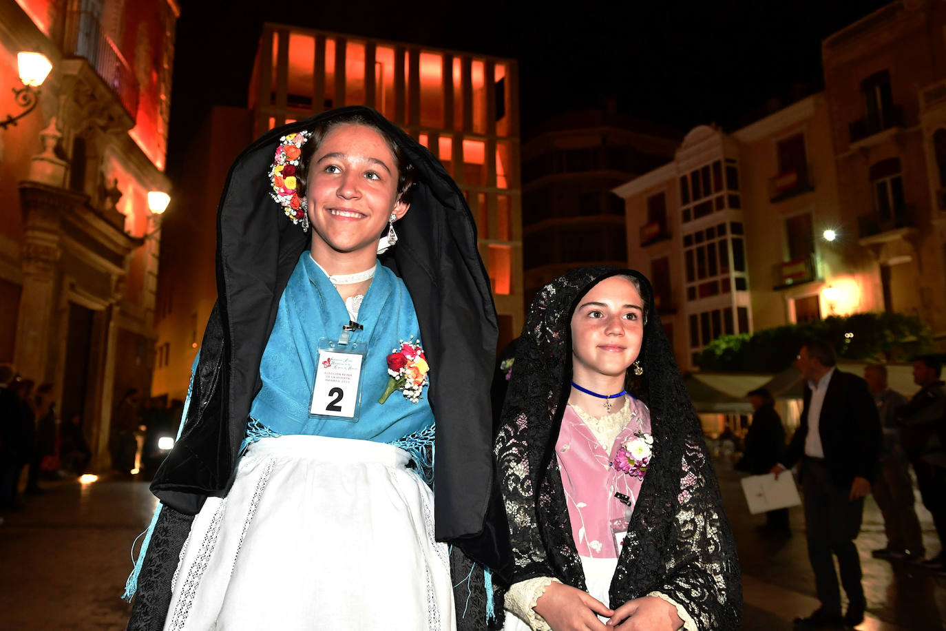 Las candidatas a Reina de la Huerta de Murcia ofrecen flores a la Morenica
