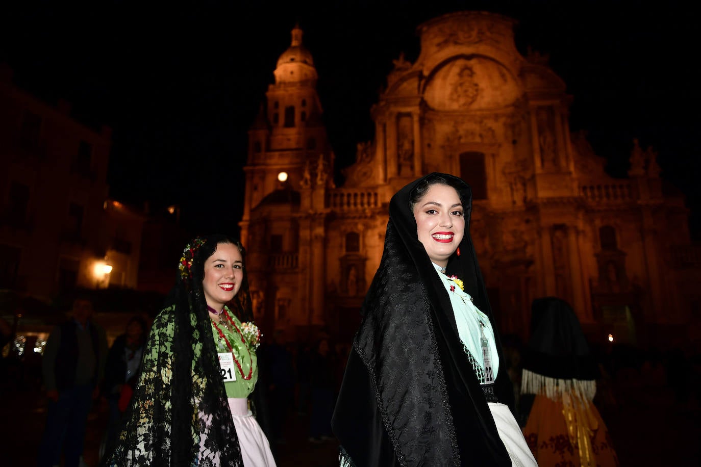 Las candidatas a Reina de la Huerta de Murcia ofrecen flores a la Morenica