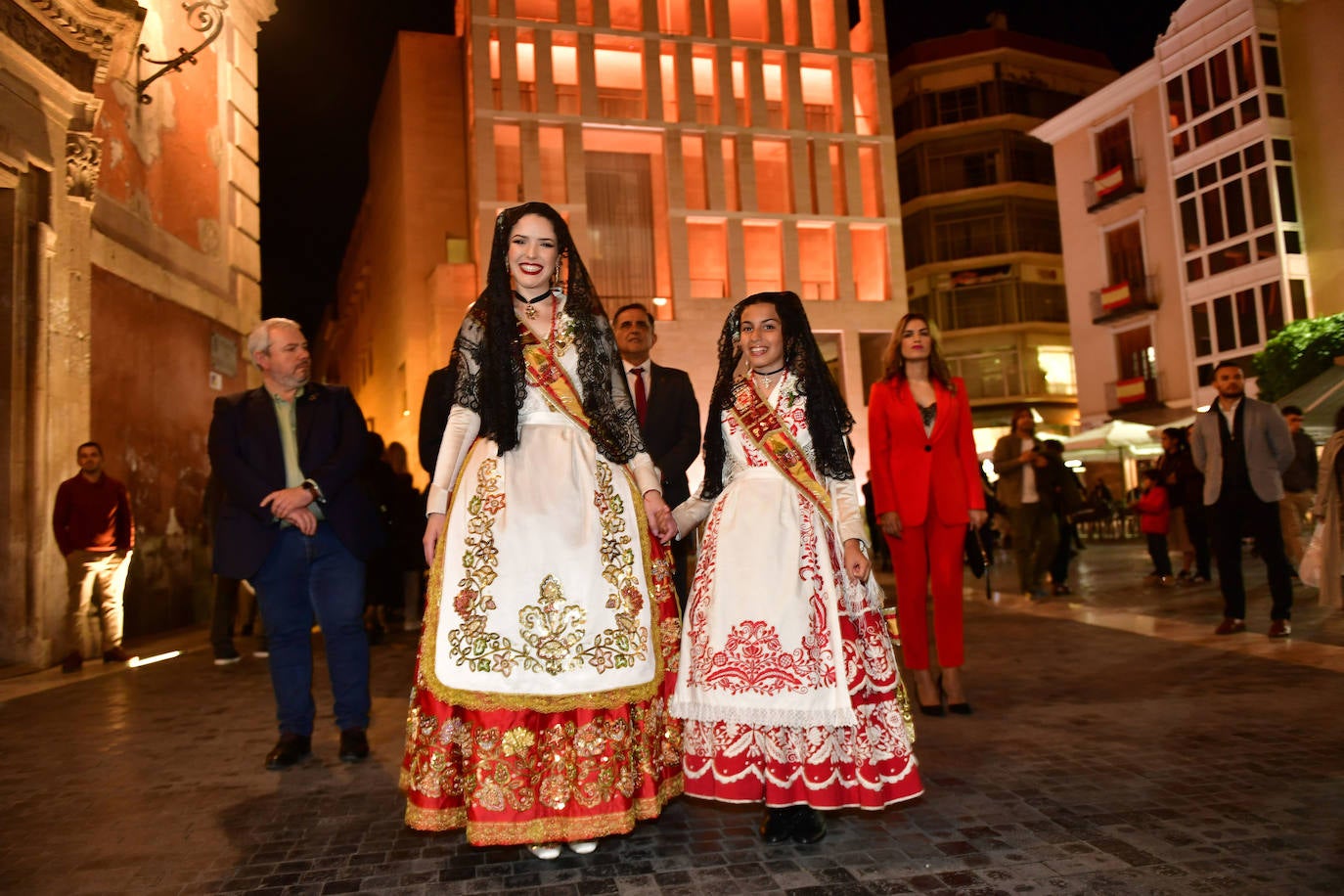 Las candidatas a Reina de la Huerta de Murcia ofrecen flores a la Morenica