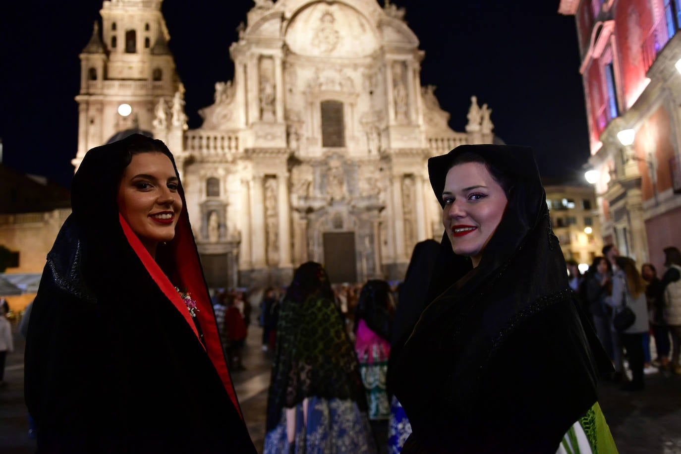 Las candidatas a Reina de la Huerta de Murcia ofrecen flores a la Morenica