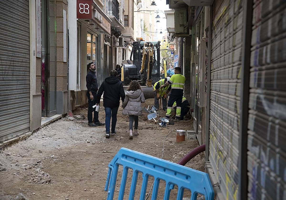 Las obras la calle San Fernando de Cartagena impacientan a comerciantes y vecinos