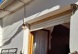 Estado en el que quedó la ventana de una casa de campo, en uno de los últimos robos.