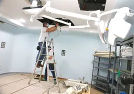 Dos operarios trabajan en el montaje de un quirófano del Rosell.