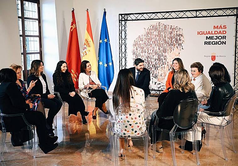 Encuentro de López Miras con doce mujeres en el Palacio de San Esteban.