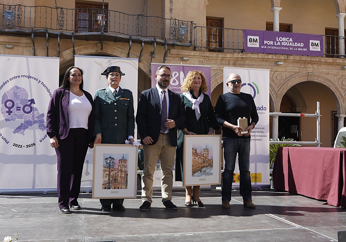 Los premiados junto al alcalde y a la concejala de Igualdad.