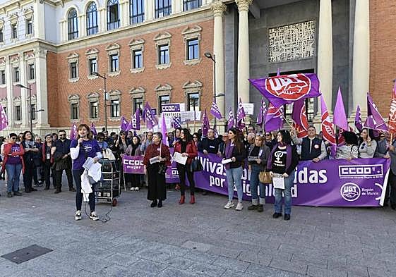 Concentración en la plaza de La Merced.