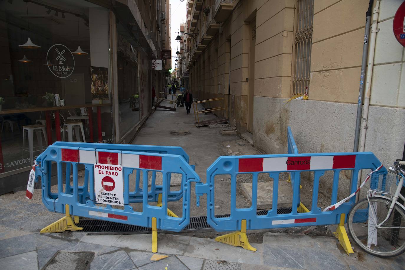 Las obras la calle San Fernando de Cartagena impacientan a comerciantes y vecinos