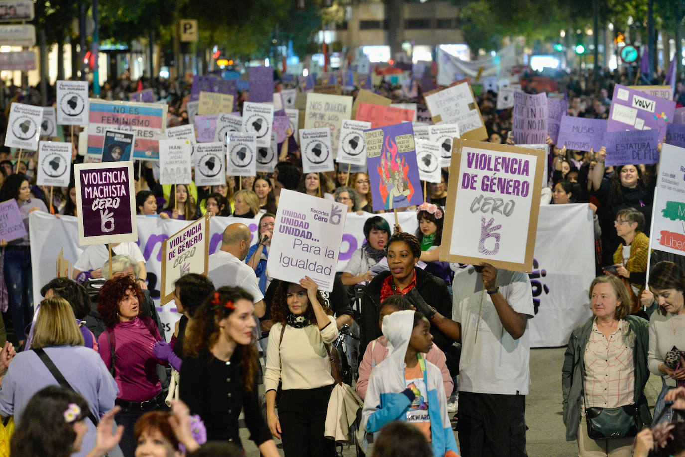 La manifestación del Día de la Mujer en Murcia, en imágenes