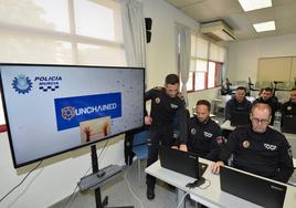 El subinspector José Marín da una charla a policías locales sobre el proyecto 'Unchained'.