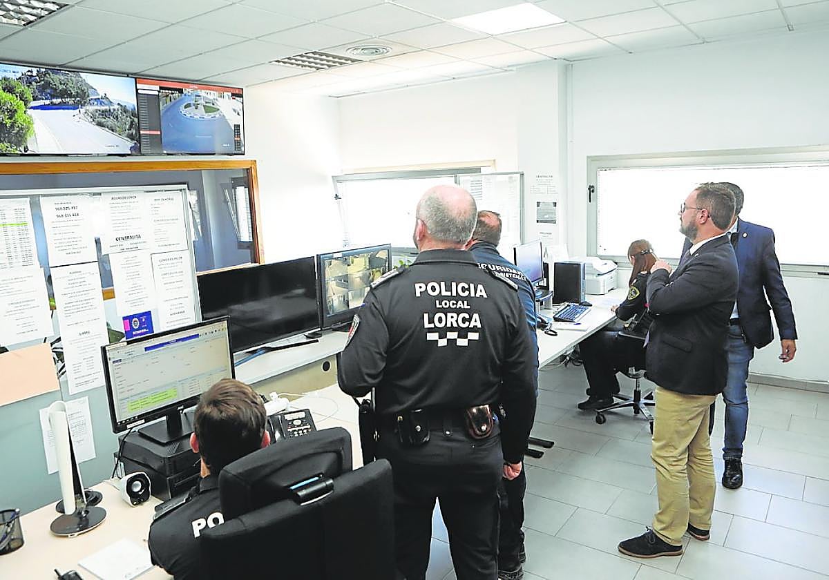 Mateos y policías locales supervisan el funcionamiento de las cámaras de videovigilancia, ayer.