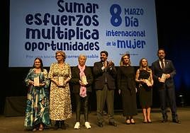López Miras -centro-, ayer, con las galardonadas con los Premios 8M, durante el acto en el Auditorio Víctor Villegas.
