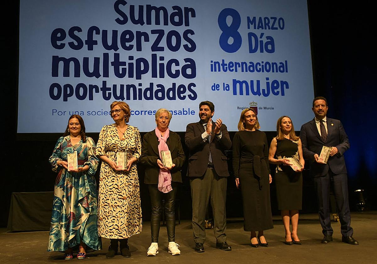 López Miras -centro-, ayer, con las galardonadas con los Premios 8M, durante el acto en el Auditorio Víctor Villegas.