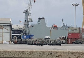 Embarque de vehículos ligeros en el buque 'Ysabel' este jueves, en el muelle de Santa Lucía.
