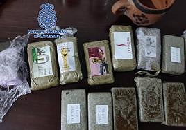 Droga incautada por los agentes durante el registro.