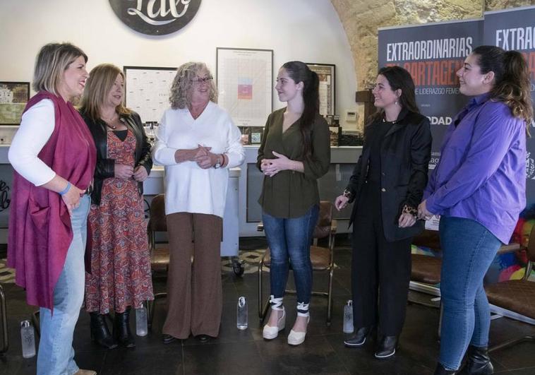 Noelia Arroyo, Carmen Vera, Mari Carmen Garrido, Alicia Martínez, Marina Muñoz y Cristina Conesa durante el encuentro 'Extraordinarias en Cartagena', que tuvo lugar el miércoles en CaféLab.