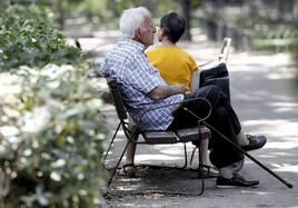 Un pensionista descansa en un banco de un parque de Madrid, en una imagen de archivo.