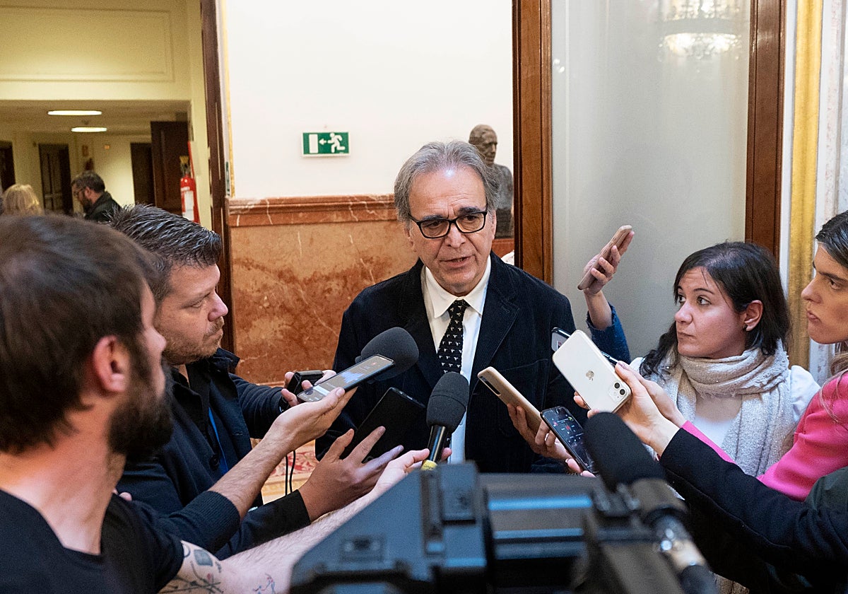 El ministro de Universidades, Joan Subirats, atiende a medios a su salida de la sesión plenaria en el Congreso de los Diputados.