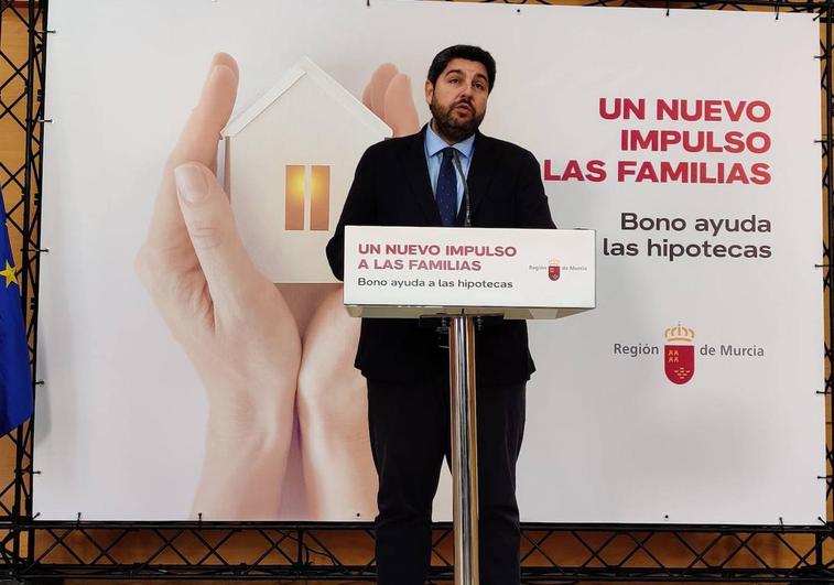 El presidente autonómico, Fernando López Miras, durante la presentación de las ayudas.