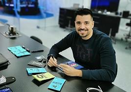 Andrés Soriano en el laboratorio de ciberseguridad de Universae.