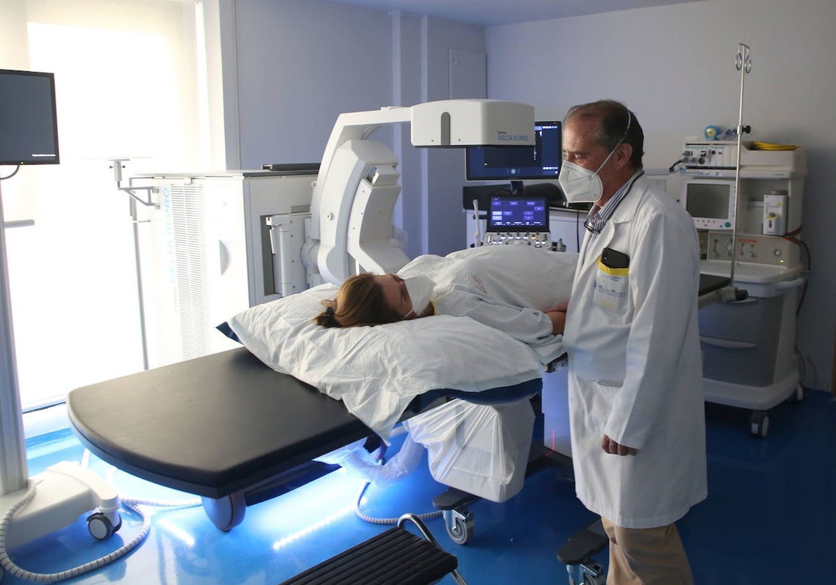 Tomás Fernández, jefe de Urología del Morales Meseguer, junto a una paciente en la nueva Unidad Regional de Litotricia, esta semana.