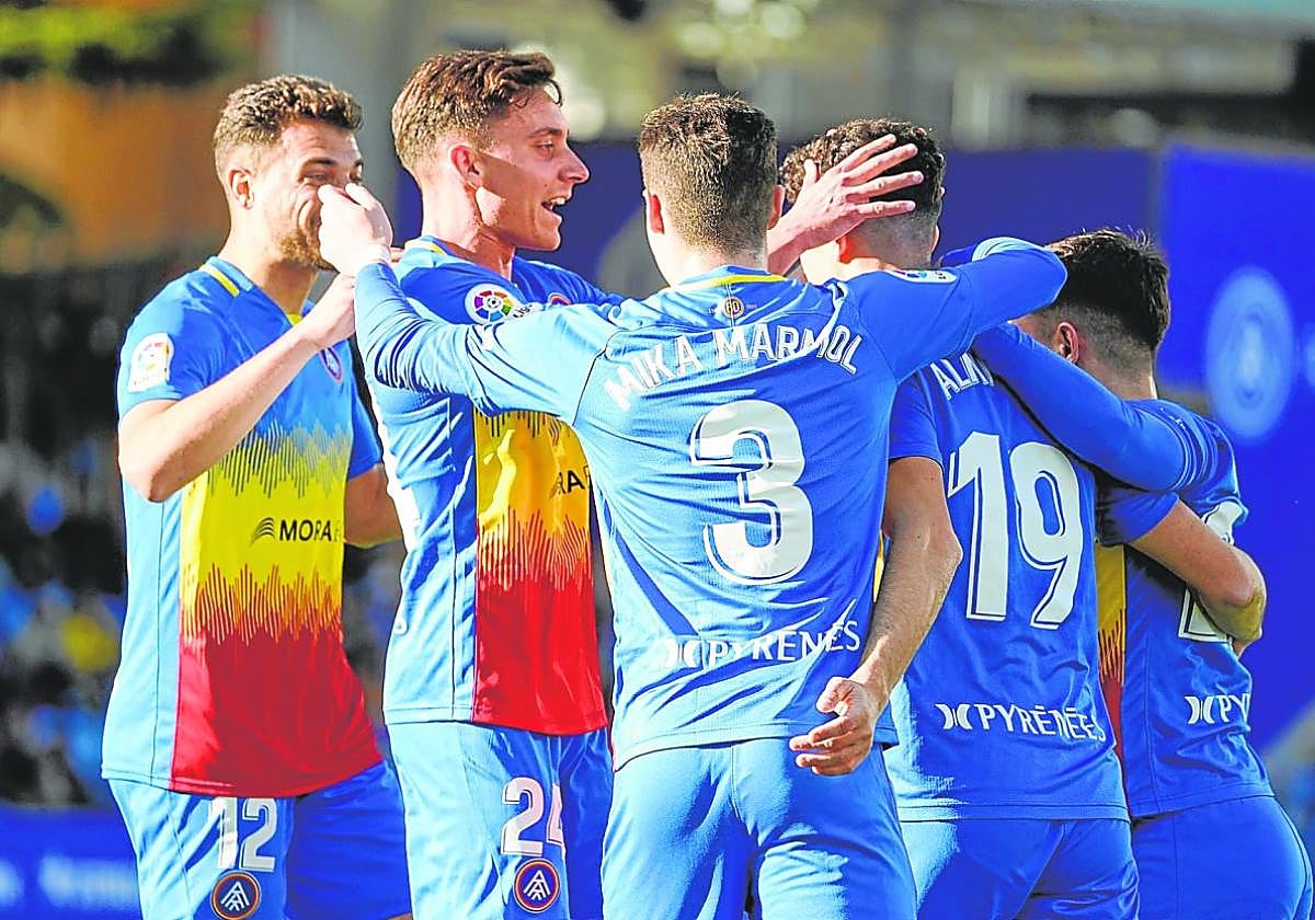 Los jugadores del FC Andorra celebran el tanto de Sinan Bakis que les dio la victoria frente al Sporting de Gijón (1-0) el pasado 19 de febrero en el Estadi Nacional.