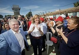 Pilar Alegría y José Velez, en el acto de este sábado en Calasparra.