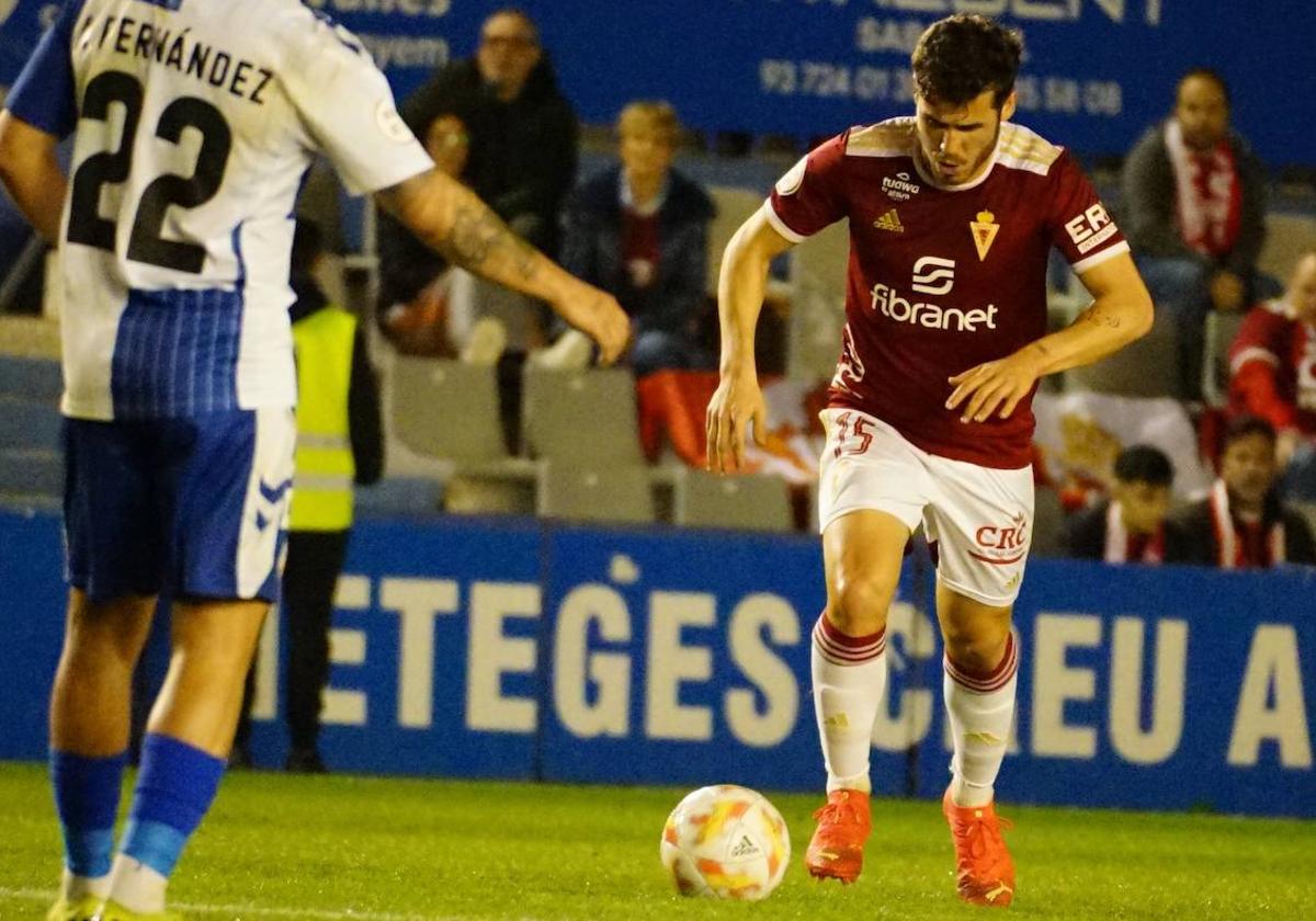 Julio Gracia con el balón en el encuentro contra el Sabadell