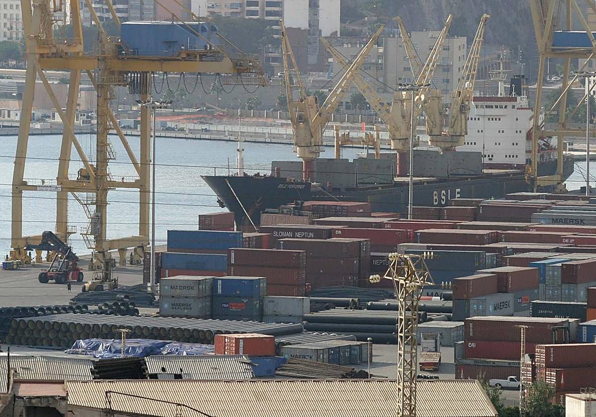 Imagen de archivo de contenedores en el muelle del Puerto de Cartagena.