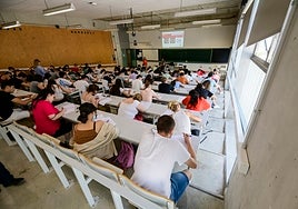 Alumnos murcianos realizan las pruebas de la Ebau en el Aulario Note.