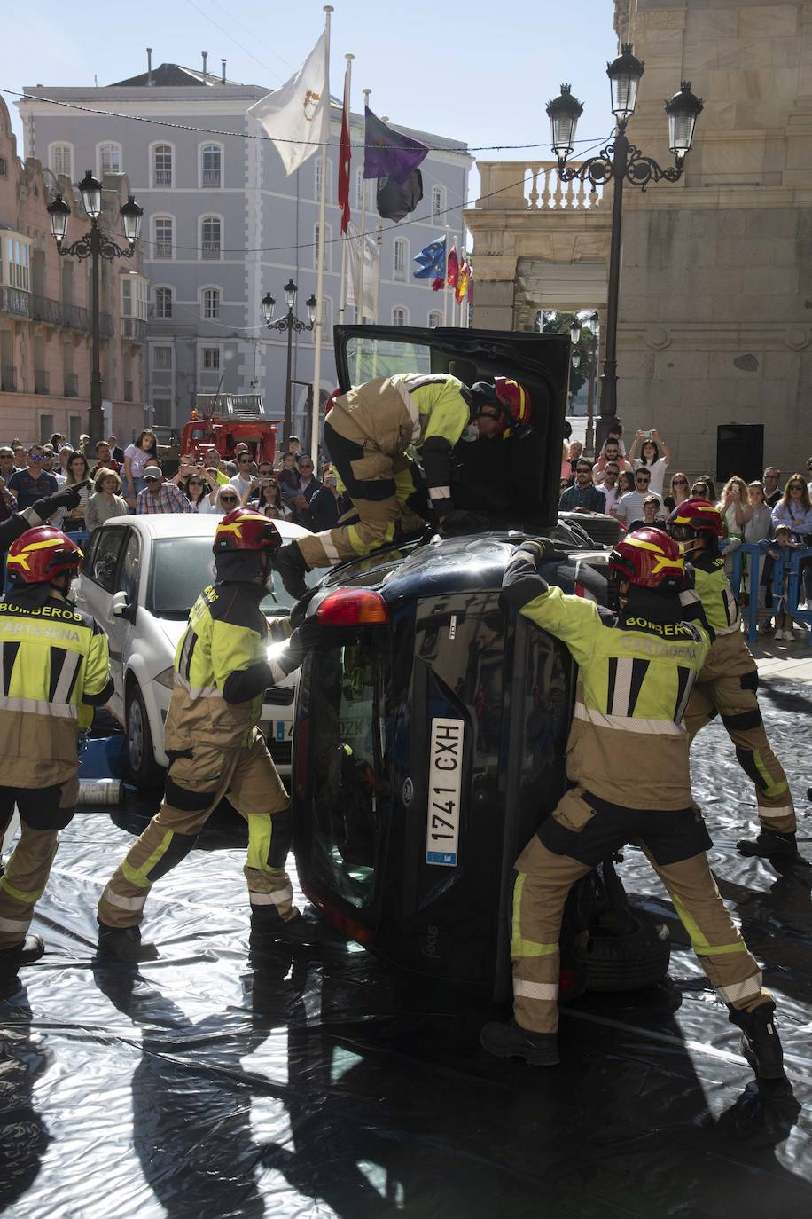 Exhibición de los bomberos de Cartagena