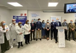 El consejero de Salud, Juan José Pedreño, este lunes en el nuevo centro de salud de Fortuna, acompañado por su equipo