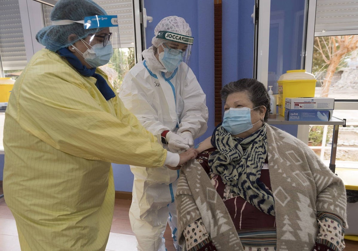 Dos sanitarias administran la vacuna de la covid a Josefa Martínez en la residencia de mayores de San Pedro del Pinatar. Ella fue la primera persona de la Región de Murcia en recibir la vacuna.