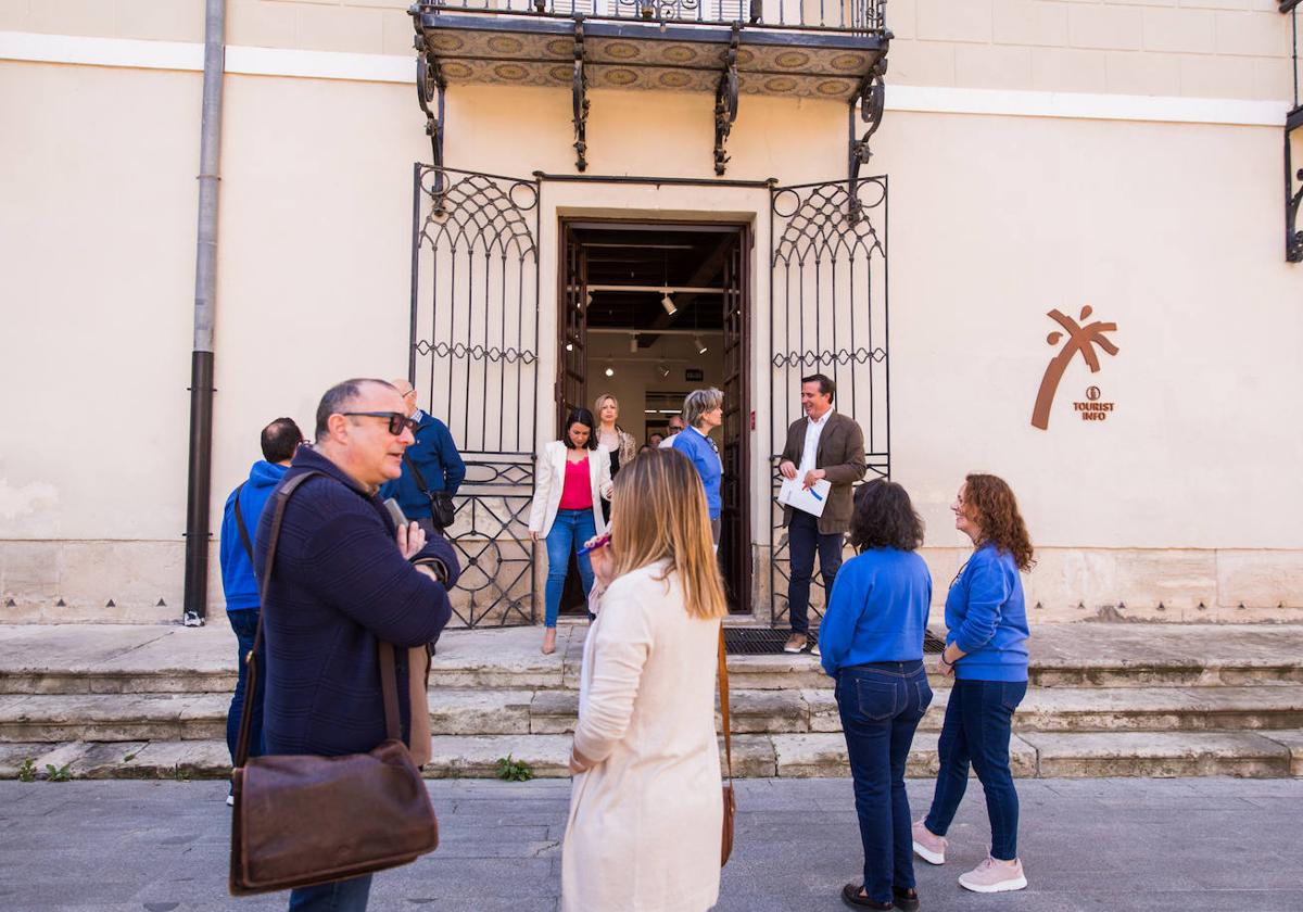 Acceso a la nueva Oficina de Turismo desde la plaza del Carmen.