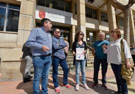 Miembros de la plataforma en la Región de Murcia, durante su concentración frente a las puertas de la Consejería de Salud este martes.