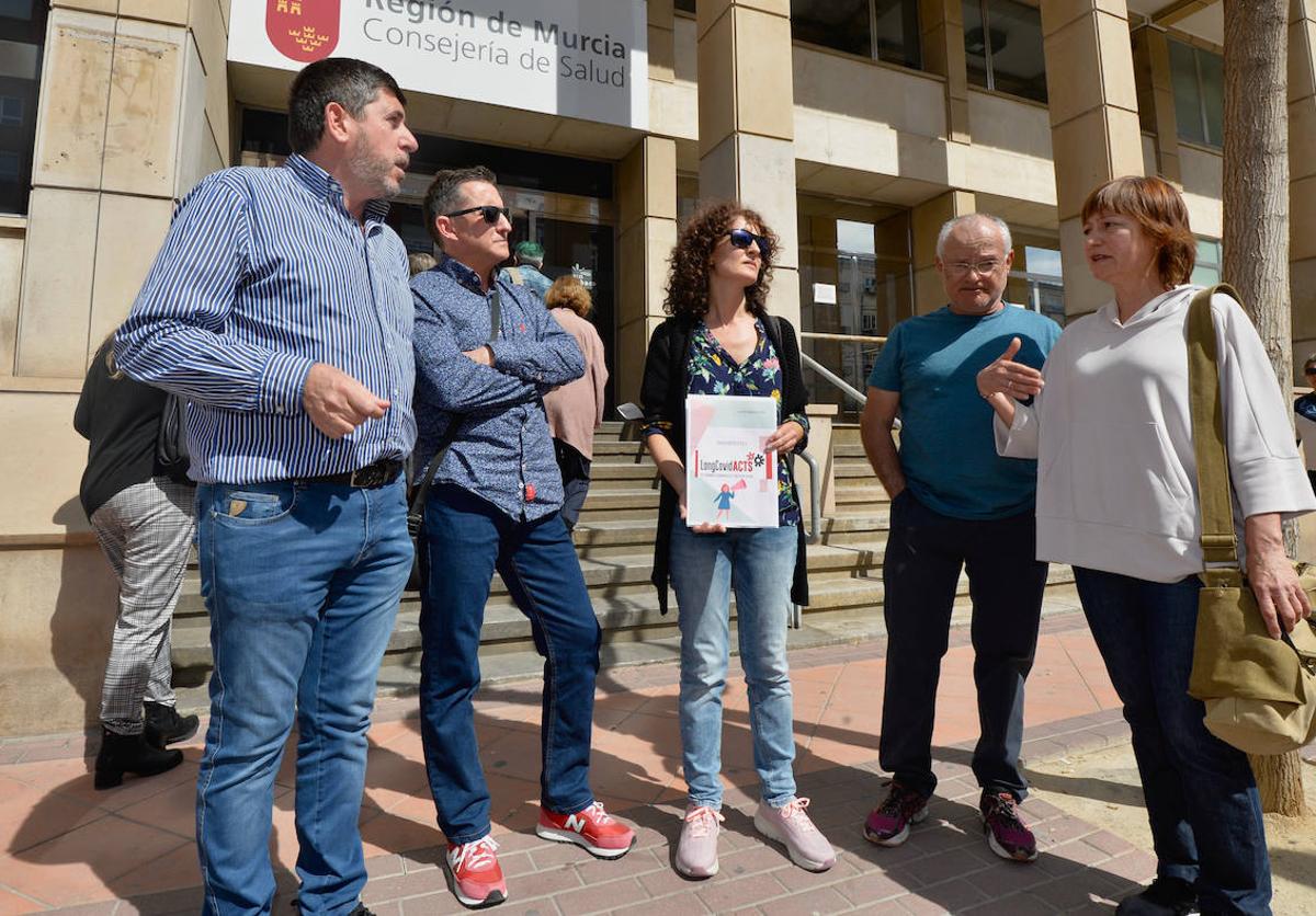 Miembros de la plataforma en la Región de Murcia, durante su concentración frente a las puertas de la Consejería de Salud este martes.