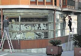 Dos trabajadores ultiman el exterior del restaurante Saona, que abrirá el jueves en la esquina de las calles Cañón y Cuesta de la Baronesa.