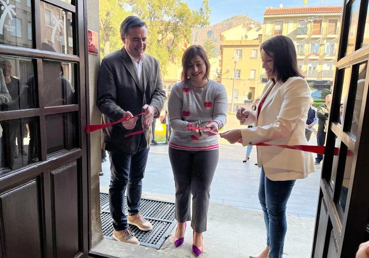 Herick Campos, María García y Carolina Gracia cortan la cinta.