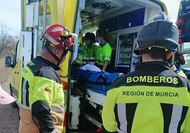 Momento del traslado del herido.