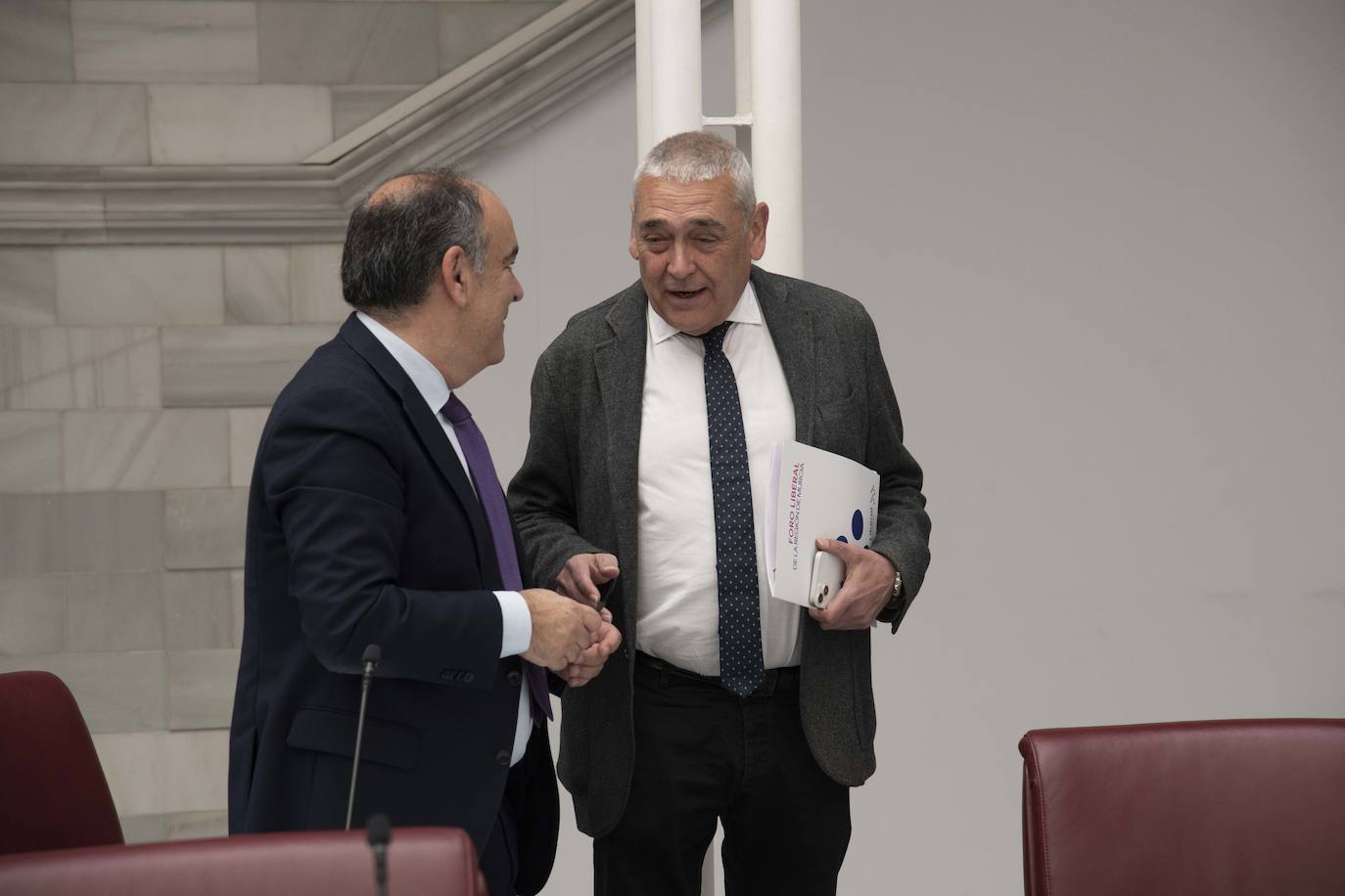 Pleno en la Asamblea Regional, en imágenes