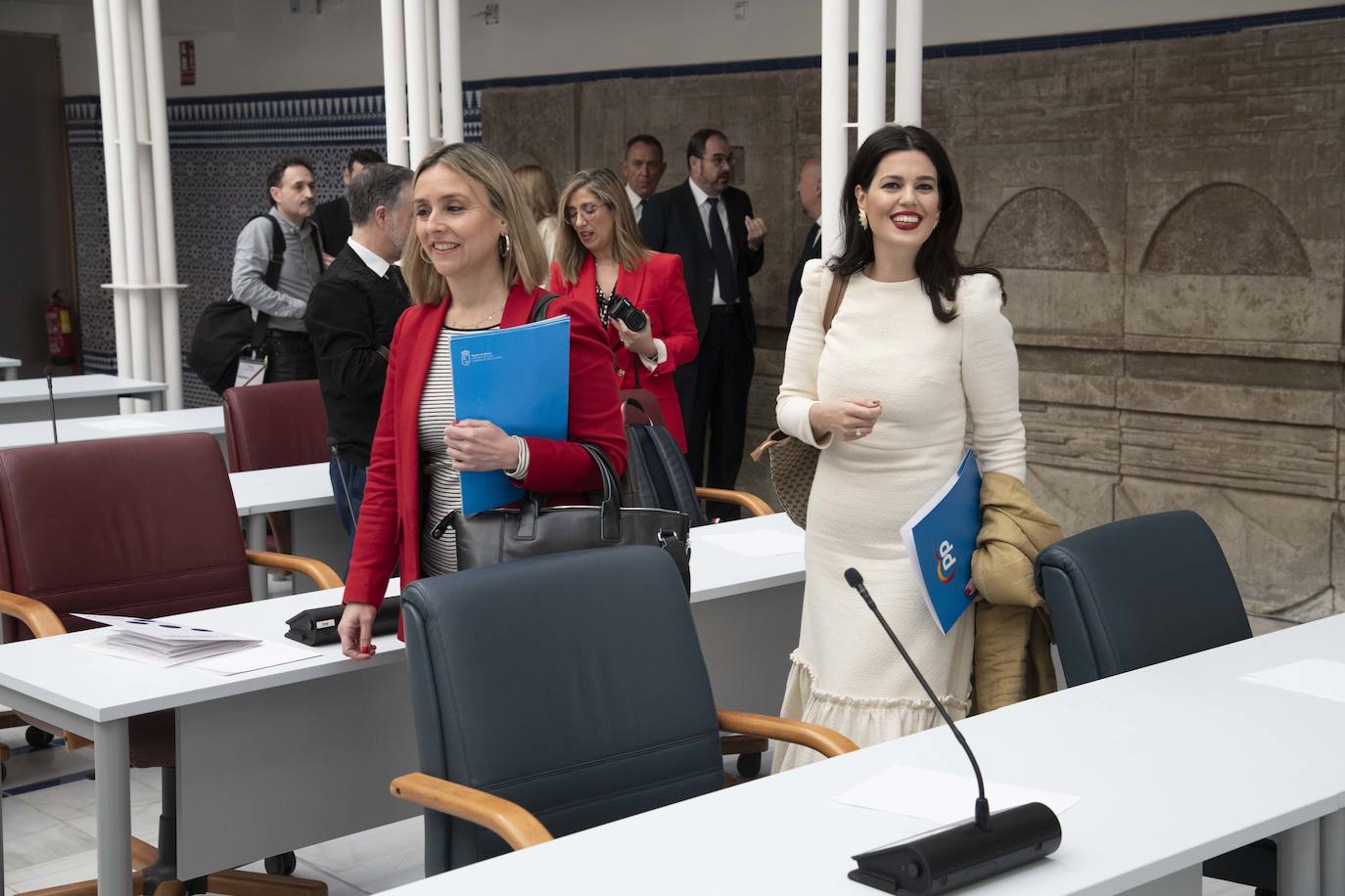 Pleno en la Asamblea Regional, en imágenes