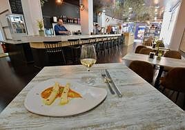 Un plato de espárragos con romescu en Gaia.