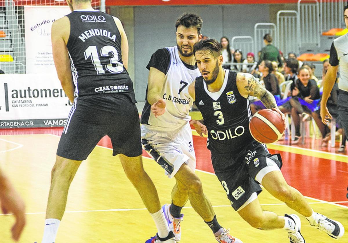 Víctor Aguilar, en el partido contra el Cornellá.