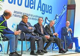 El jefe del área de Local de LA VERDAD, Manuel Buitrago, moderó la mesa redonda en la que participaron el catedrático del Departamento de Ingeniería Civil de la Universidad de Granada, Ernesto Hontoria; el director técnico de Esamur, Pedro Simón; el presidente de AEAS, Fernando Morcillo, y el presidente de Asersa, Rafael Mujeriego.