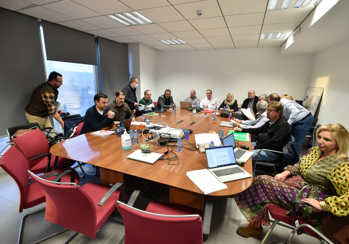 Representantes de sindicatos y Administración, durante una reunión de la Mesa Sectorial de Sanidad.