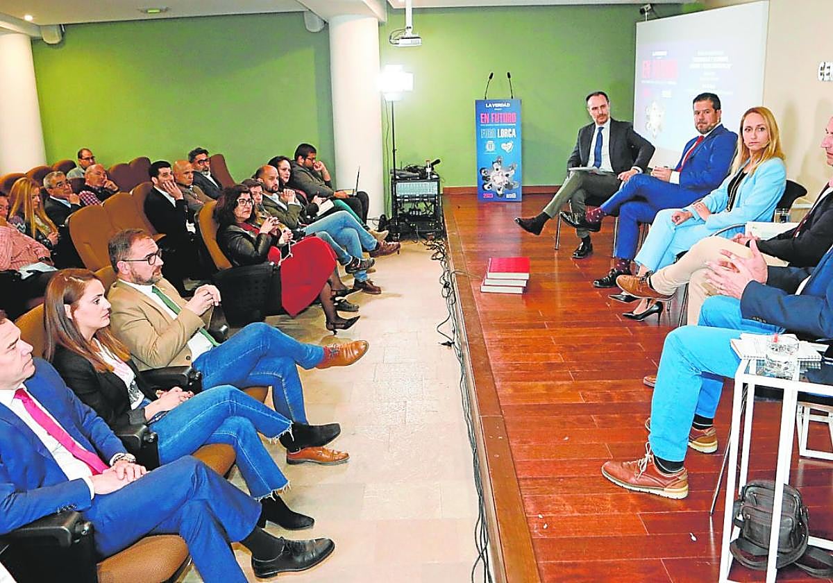 Víctor Rodríguez moderó la primera mesa redonda con Juan Jódar, Ana Jiménez, Francisco Ibáñez y Manuel Martín.
