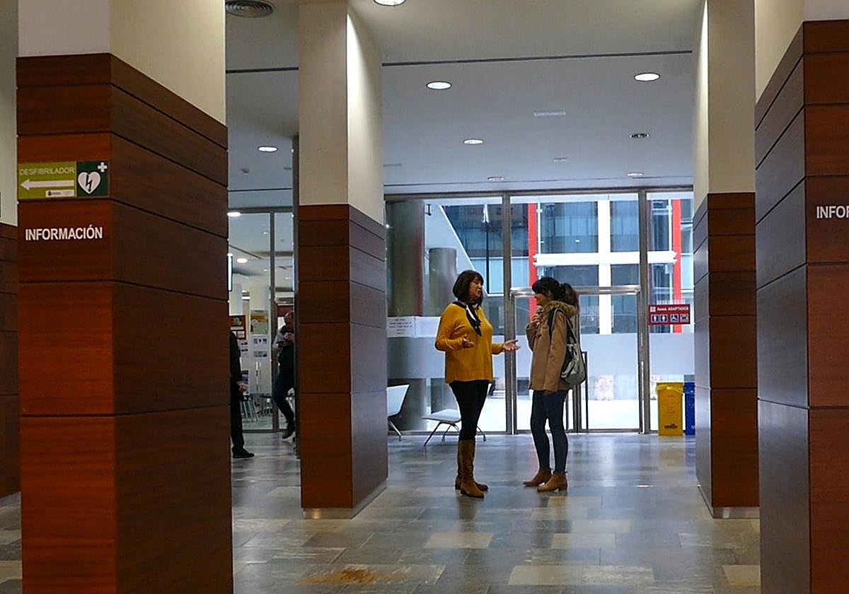 La edil Alejandra Guitiérrez, en la entrada del edificio administrativo de San Miguel