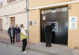 Una vecina de la pedanía de La Parroquia se dispone a realizar una operación bancaria en el cajero.