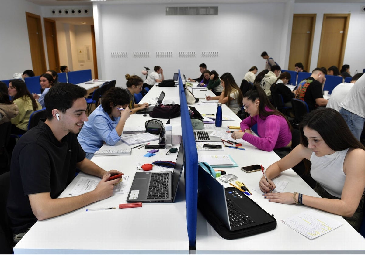 Estudiantes de la UMU, este jueves en el campus de Ciencias de la Salud, en El Palmar.